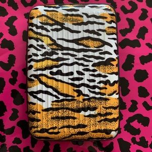 SOLD ✅ Security wallet